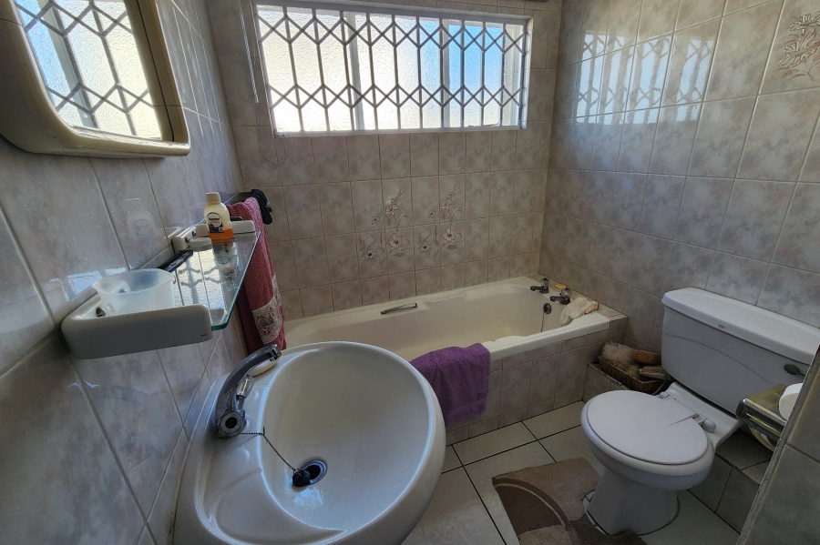 4 Bedroom Property for Sale in Wavecrest Eastern Cape